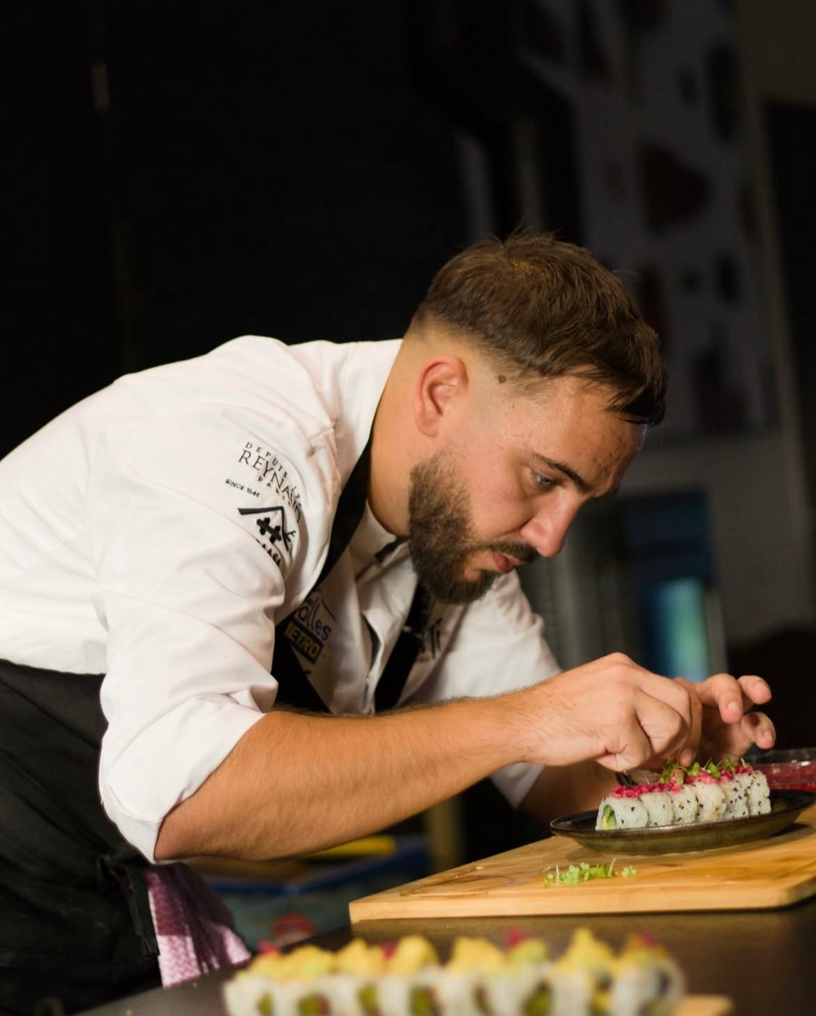 William préparant des sushi